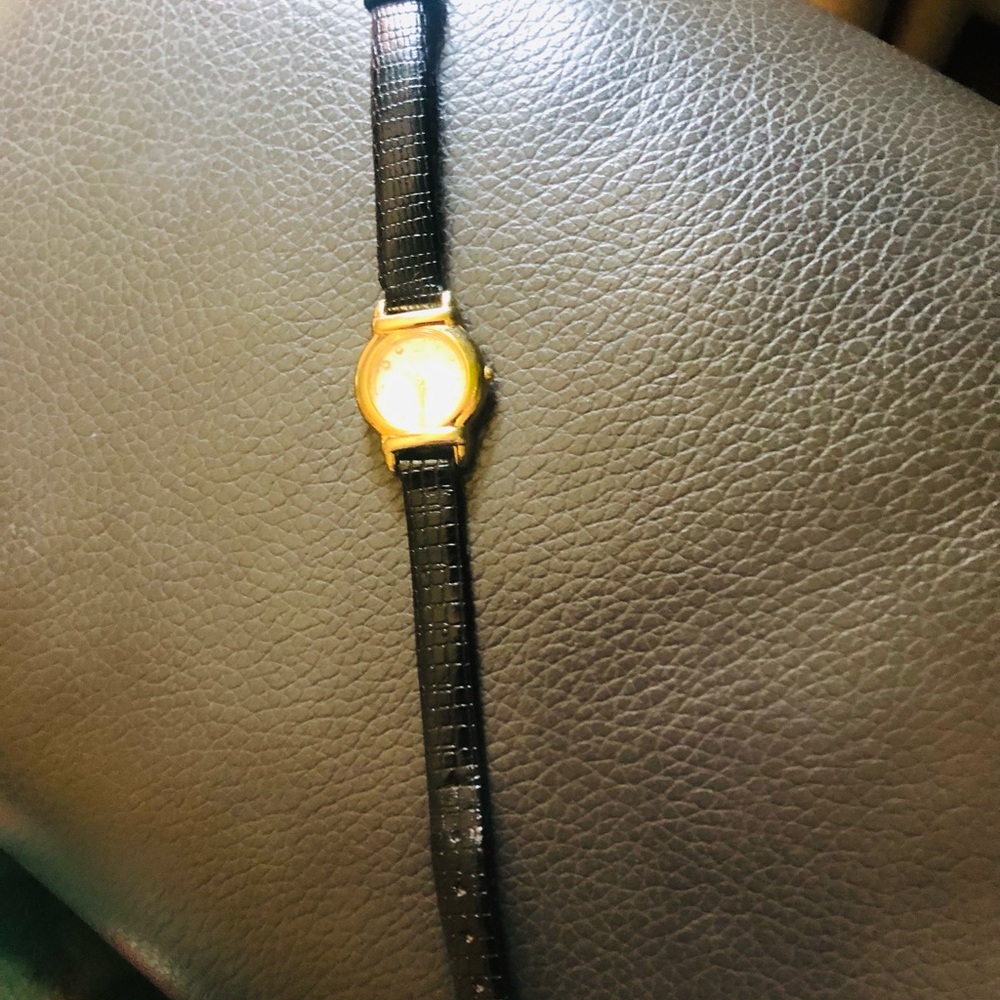 Elegant Gold and Black Women's Ring